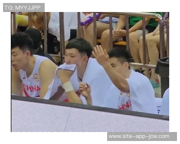 把自己转晕了!周琦篮下放篮竟然过桥 把自己转晕了!周琦篮下放篮竟然过桥