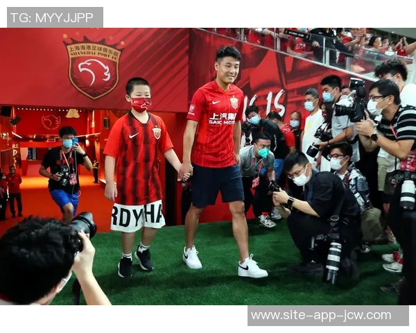 武磊赛后与队友开心相拥,眼眶泛红恭喜上海海港连续三个赛季夺得中超冠军! 武磊赛后与队友开心相拥,眼眶泛红恭喜上海海港连续三个赛季夺得中超冠军!