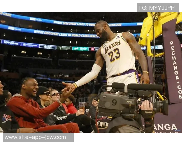 湖人最新日常训练曝光,詹姆斯神情专注引发粉丝热议 湖人最新日常训练曝光,詹姆斯神情专注引发粉丝热议